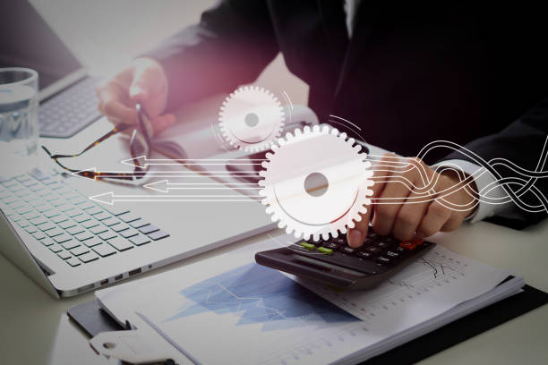 商人手上使用與財政有關成本和計算機和鐳拓與手機放在現代辦公室桌子 - 系統(tǒng)定制開發(fā) 個照片及圖片檔